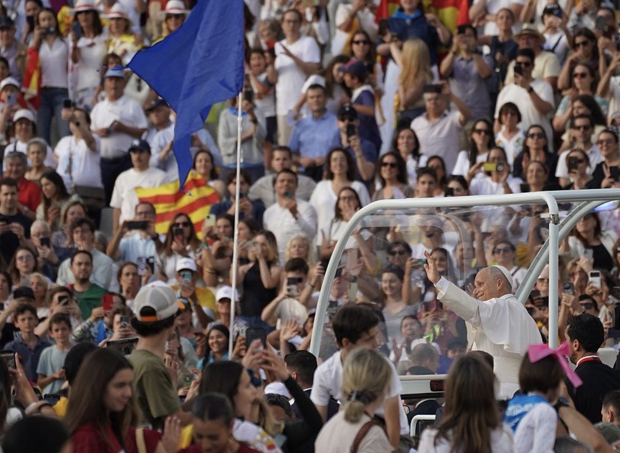 Le Pape saluant une foule réunie