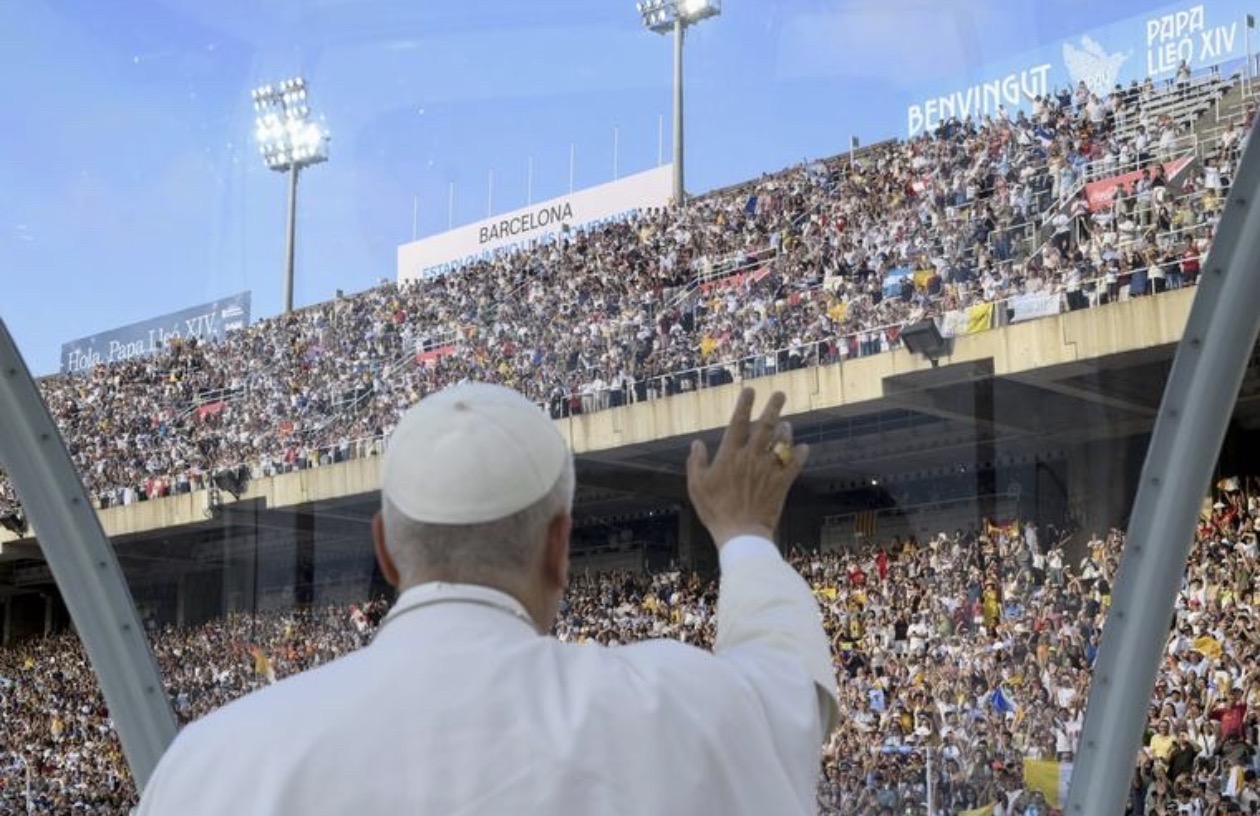 Le Pape saluant une foule dans un stade